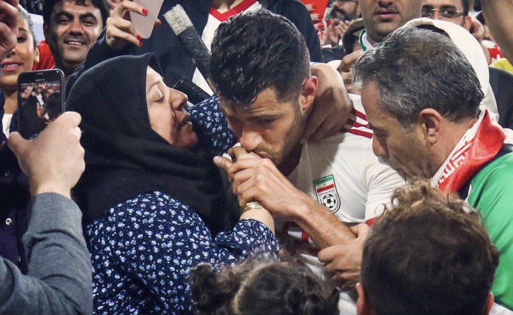 تصویری احساسی از پورعلی‌گنجی و مادرش پس از پیروزی مقابل عمان