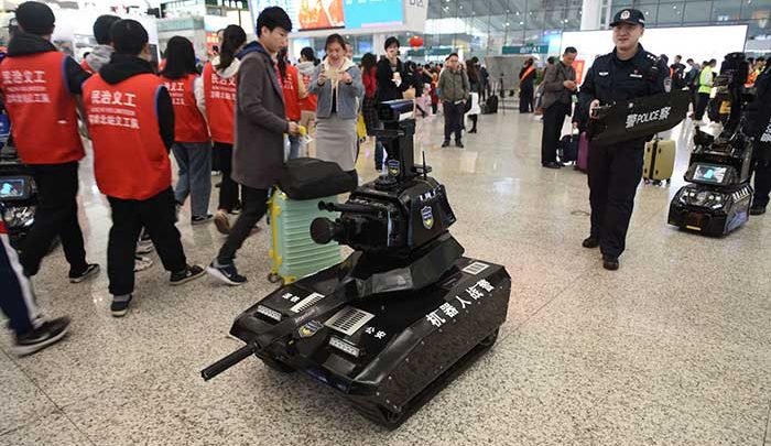 عکس/ چینی‌ها این بار پلیس رباتی رو کردند