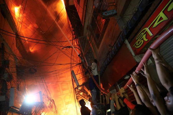 آتش‌سوزی مهیب در پایتخت بنگلادش؛ بیش از ۵۰ نفر کشته شدند