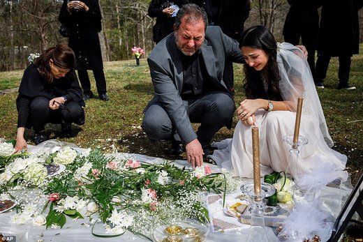 اشک‌های دختر ایرانی با لباس عروس سر مزار نامزد مقتولش در آمریکا/ عکس