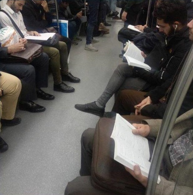 عکس/ یک صحنه کمیاب در مترو تهران