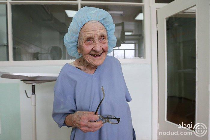 با پیرترین جراح دنیا آشنا شوید+عکس