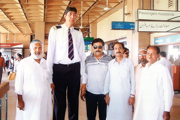 دومین فرد قد بلند دنیا در بیمارستان کراچی بستری شد+عکس