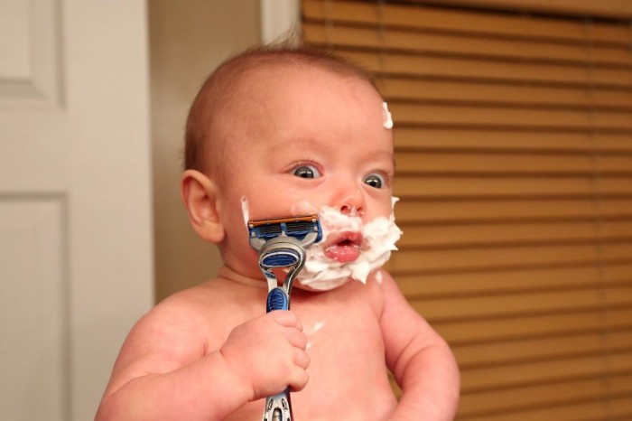 تصاویر نوزادی که کارهای مردانه انجام می‌دهد