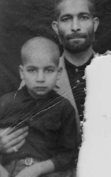عکس زیرخاکی از حسن روحانی در دوران کودکی در کنار پدر