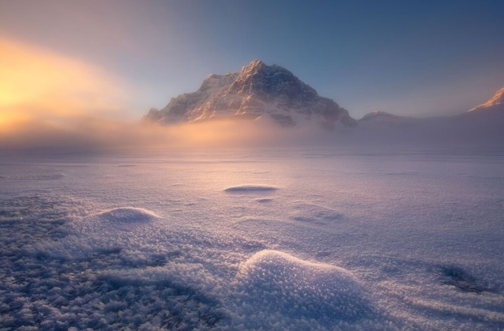 عکس روز نشنال جئوگرافیک؛ طلوع آفتاب در دریاچه یخ‌زده