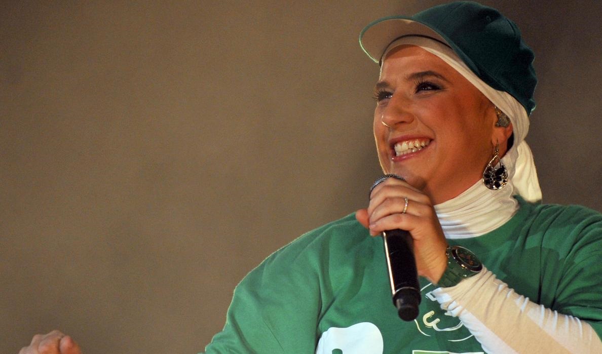 خواننده زن فرانسوی مسلمان شد؛ از خوانندگی تا زیارت کعبه