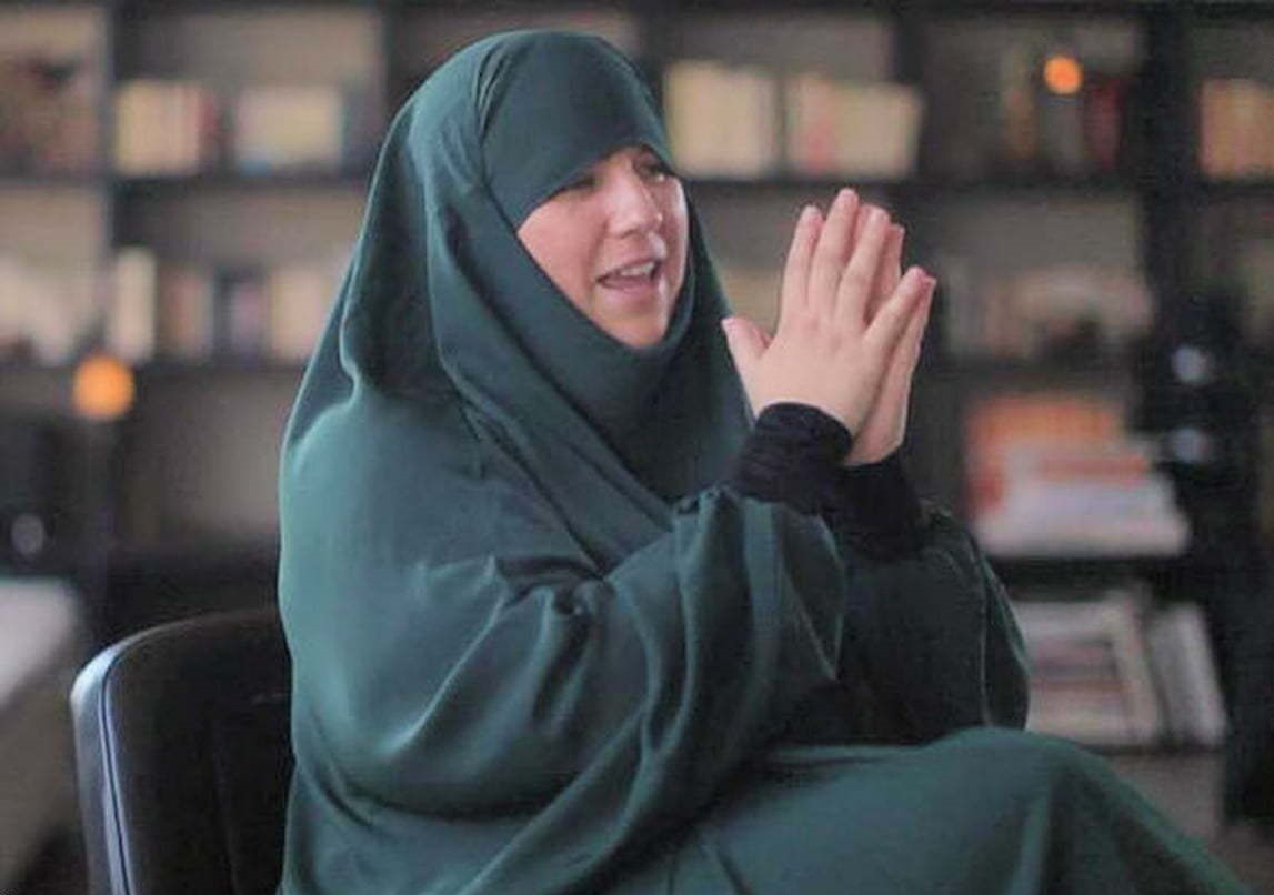 خواننده زن فرانسوی مسلمان شد؛ از خوانندگی تا زیارت کعبه