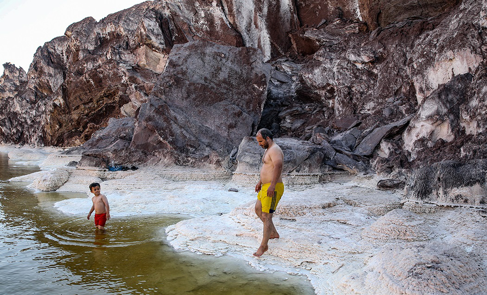 عکس/ شنا در «گنبد نمکی» قم