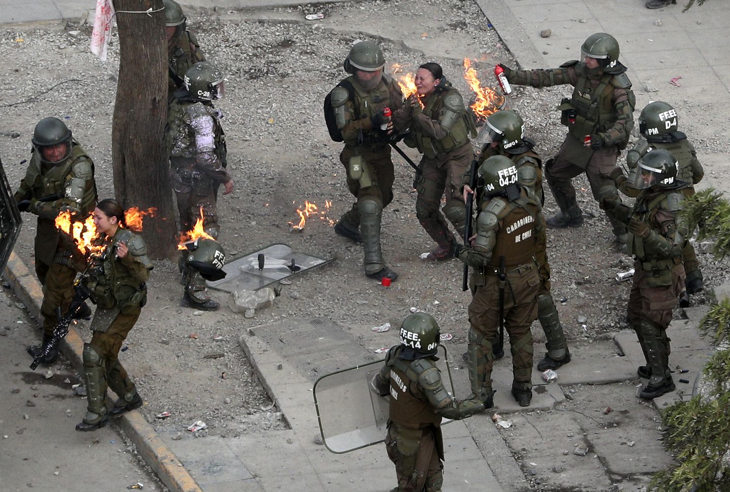 عکس/ آتش زدن دو پلیس در تظاهرات شیلی