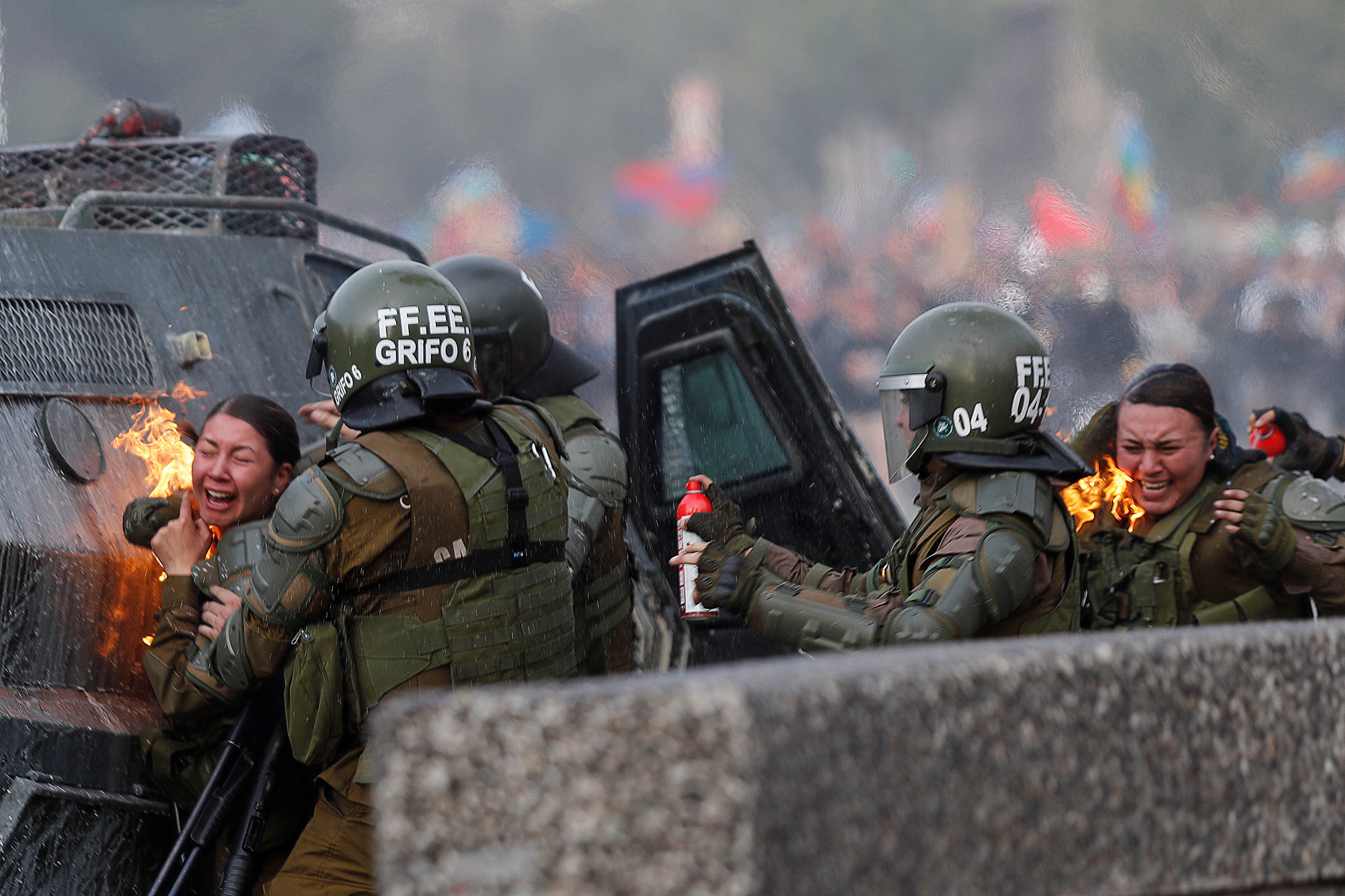 عکس/ آتش زدن دو پلیس در تظاهرات شیلی