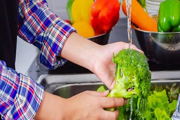 آیا باید میوه و سبزیجات را با مواد شوینده بشوییم؟