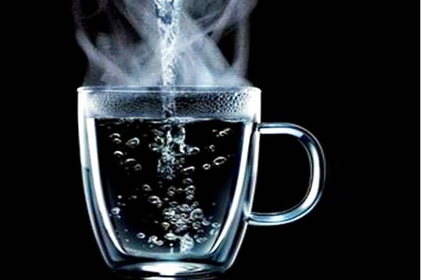 فواید باورنکردنی نوشیدن آب گرم