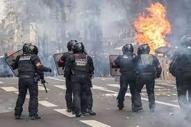 فیلم/ مکرون در چاه اعتراضات فرانسه