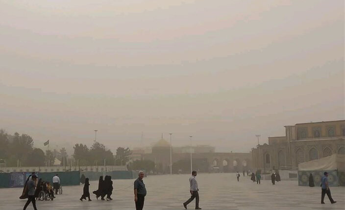مشهد تعطیل شد/ آلودگی شدید هوا در شهر زیارتی