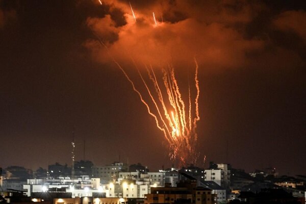 وحشیانه‌ترین موج حملات هوایی و توپخانه‌ای علیه غزه/ اختلاف سران اشغالگر درباره حمله زمینی به غزه