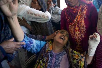 خانواده‌ای داغدیده در حادثه سقوط هواپیمای نظامی در راولپندی پاکستان