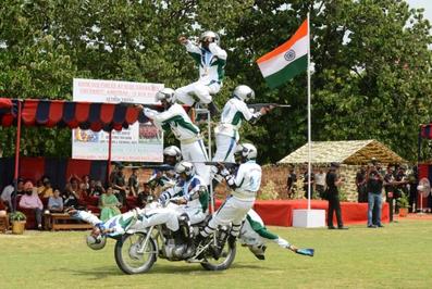 نمایش نیروهای نظامی هند به مناسبت سالگرد استقلال این کشور از بریتانیا در شهر آمریتسار