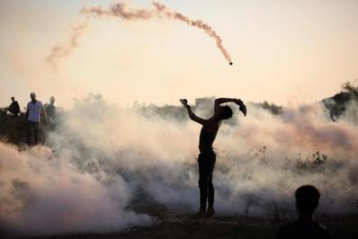 بازگرداندن گلوله‌های گاز اشک‌آور از سوی جوانان فلسطینی در تظاهرات هفتگی بر ضد اسراییل در مرز غزه