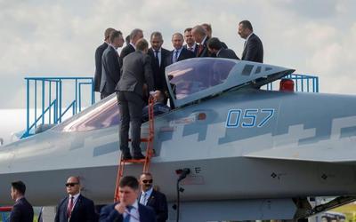 روسای جمهوری روسیه و ترکیه در حال بازدید از یک فروند هواپیمای سوخو ۵۷ روسی در نمایشگاه هوایی 