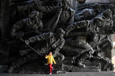 سلفی گرفتن در مقابل مجسمه در موزه جنگ دوم جهانی در شهر کی‌یف اوکراین