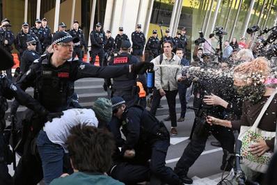 درگیری فعالان محیط زیست استرالیا با پلیس در حاشیه برگزاری یک کنفرانس معدن در شهر ملبورن استرالیا