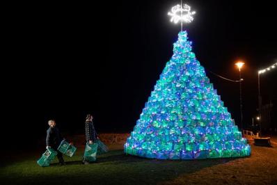 درخت کریسمس ساخته شده از ۳۴۰ قطعه قفس صید میگو و خرچنگ در اسکاتلند