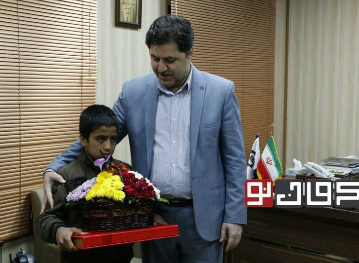 عکس/ دلجویی شهردار کرمان از کودک گل فروش