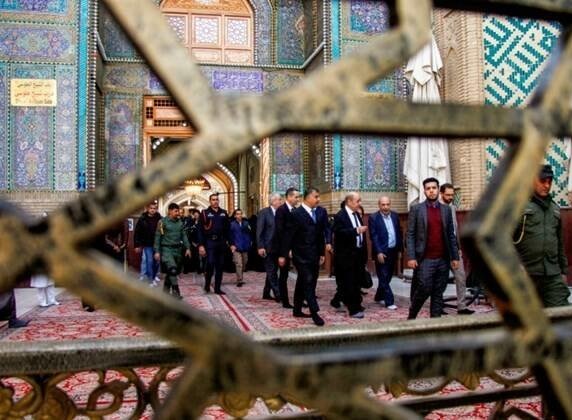 عکس/ وزیر خارجه فرانسه در حرم امام علی(ع)