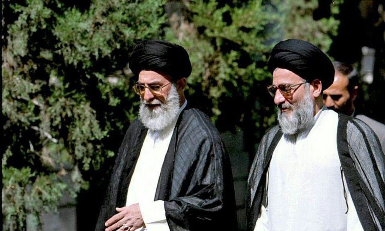 تصویری دیده نشده از مرحوم آیت الله هاشمی شاهرودی در کنار رهبر انقلاب