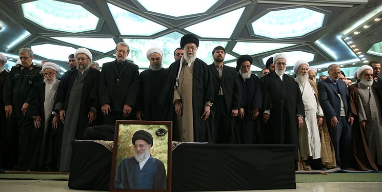 رهبر انقلاب بر پیکر رییس فقید مجمع تشخیص مصلحت نظام نماز خواندند/ حضور چهره‌های سیاسی در مراسم+عکس