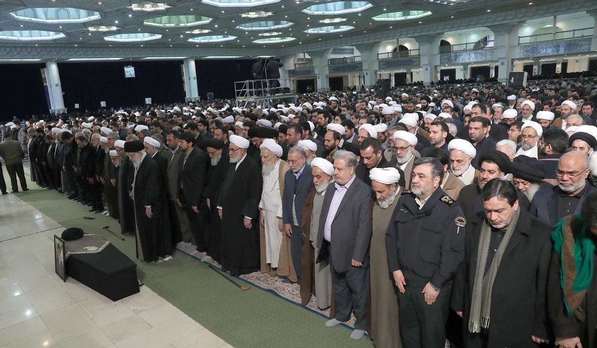 رهبر انقلاب بر پیکر رییس فقید مجمع تشخیص مصلحت نظام نماز خواندند/ حضور چهره‌های سیاسی در مراسم+عکس