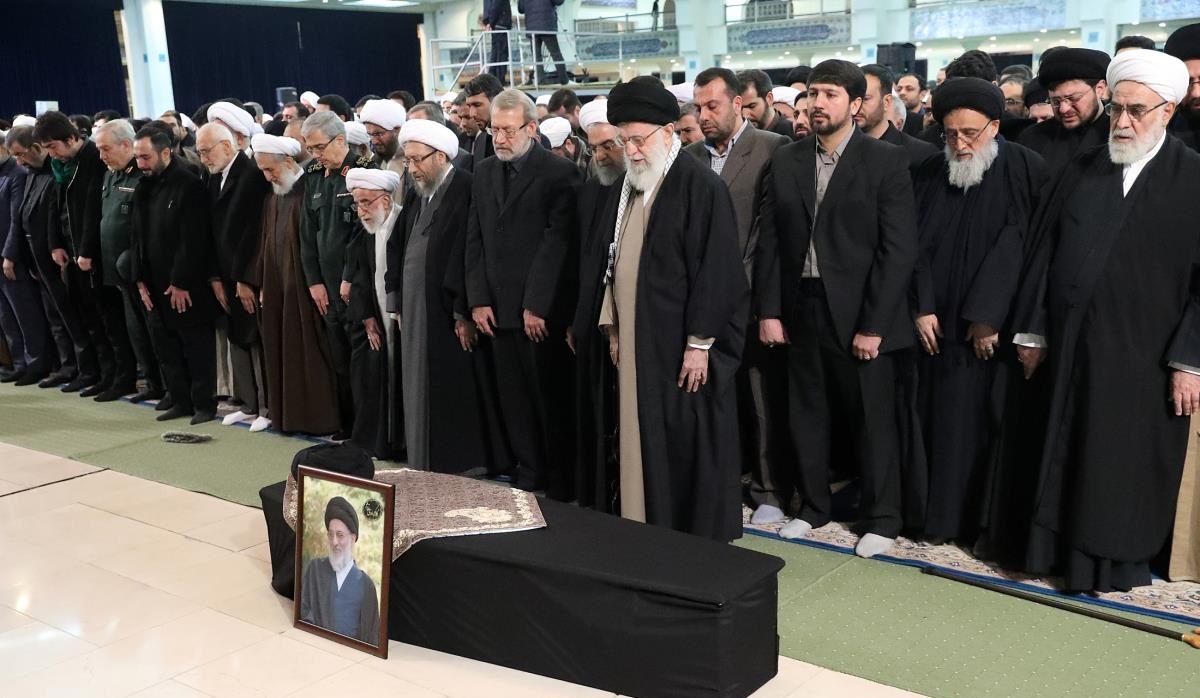 رهبر انقلاب بر پیکر رییس فقید مجمع تشخیص مصلحت نظام نماز خواندند/ حضور چهره‌های سیاسی در مراسم+عکس
