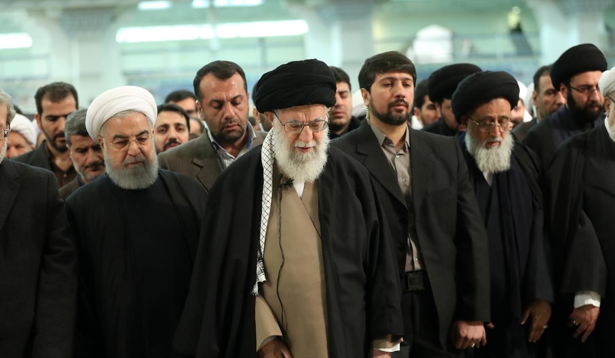 رهبر انقلاب بر پیکر رییس فقید مجمع تشخیص مصلحت نظام نماز خواندند/ حضور چهره‌های سیاسی در مراسم+عکس