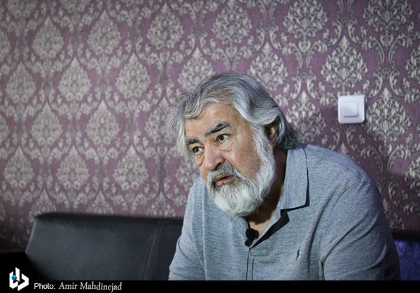 چون بیکارم به زمین و زمان فحش می دهم/ کسانی که قدرت دارند و به این و آن پست می دهند نمی گذارند ما وارد عمل شویم