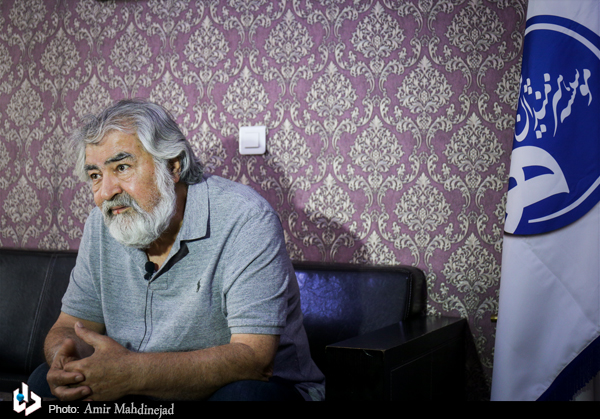چون بیکارم به زمین و زمان فحش می دهم/ کسانی که قدرت دارند و به این و آن پست می دهند نمی گذارند ما وارد عمل شویم