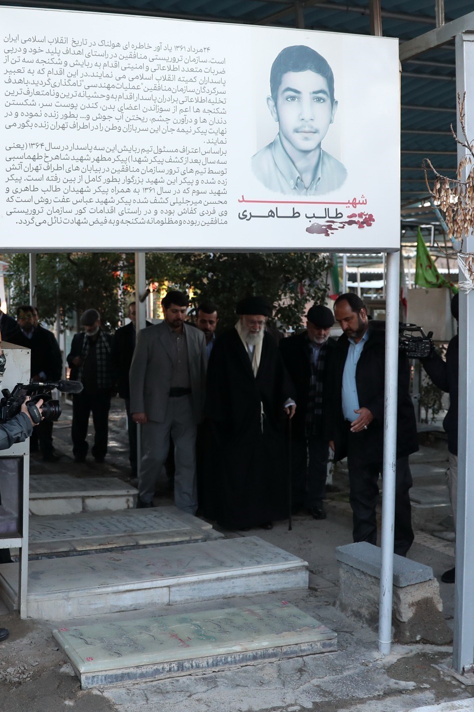 حضور رهبر انقلاب بر سر مزار شهدای «عملیات مهندسی»