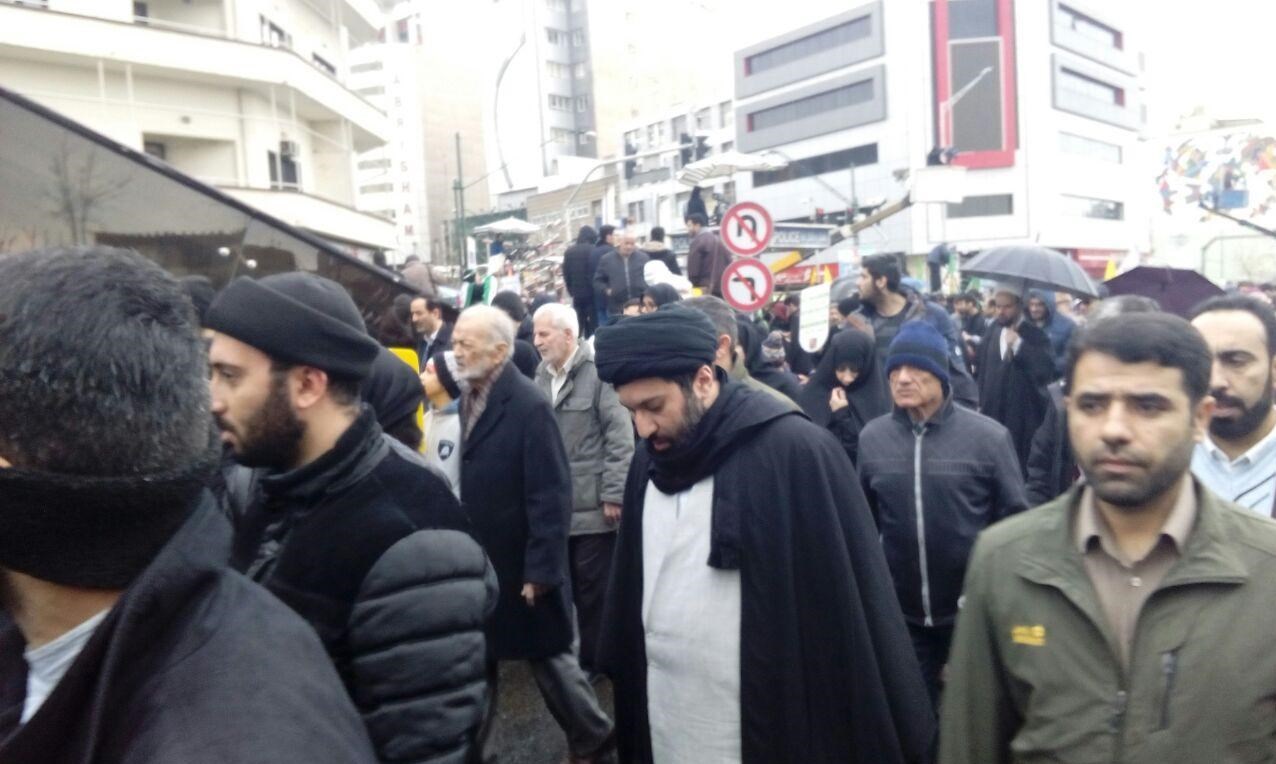 عکس/ فرزند و نوه رهبر انقلاب در راهپیمایی ۲۲ بهمن