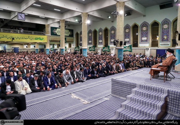 از سرمایه مداحان باید در راه اهداف حسینی و فاطمی استفاده شود/ نباید از دشمن ترسید و دچار اشتباه محاسبه شد/ ملت ایران قوی‌تر از ۴۰ سال قبل و دشمنان آن ضعیف‌تر شده‌‌اند