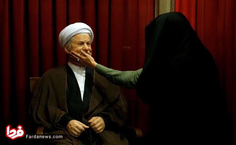 عکس: ابراز علاقه دختر هاشمی به مجسمه پدرش