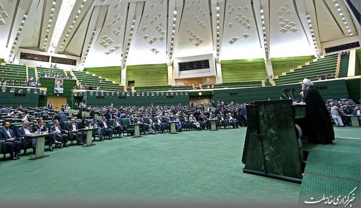 عکس/ روحانی، پنکه اش را هم به مجلس برد!