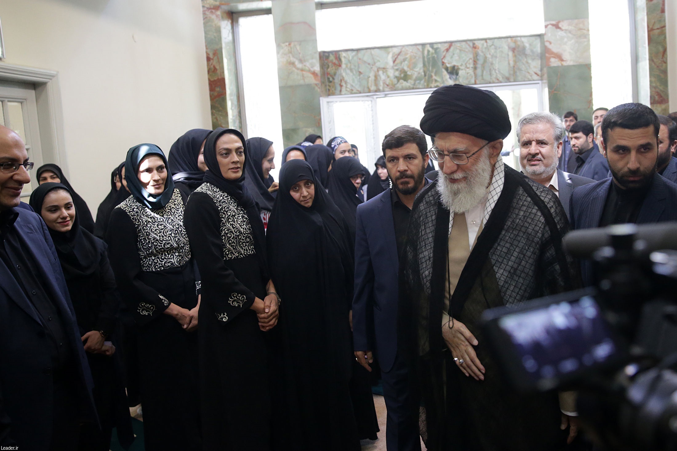 پوشش بانوان مدال آور در دیدار با رهبرمعظم انقلاب