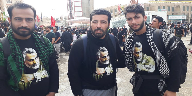 عکس قاسم سلیمانی بر پیراهن زائران جوان