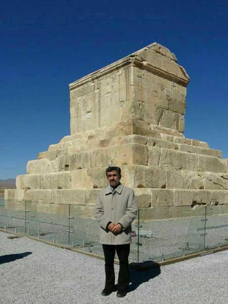 موج سواری احمدی نژاد با روز کوروش!
