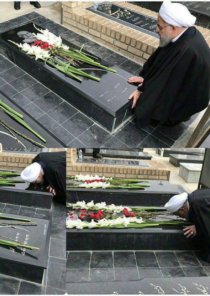 عکس/ بوسه روحانی بر مزار پدر و مادرش