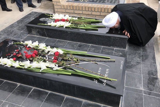 عکس/ بوسه روحانی بر مزار پدر و مادرش