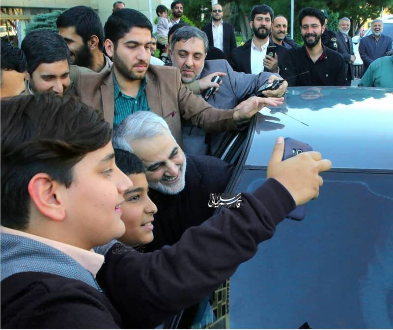 عکس/سلفی خندان حاج‌ قاسم با نوجوانان