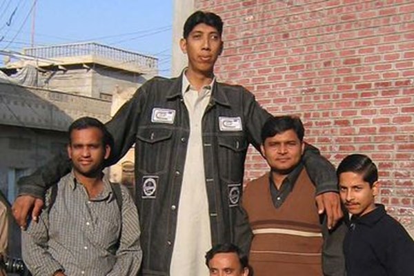 دومین فرد قد بلند دنیا در بیمارستان کراچی بستری شد+عکس