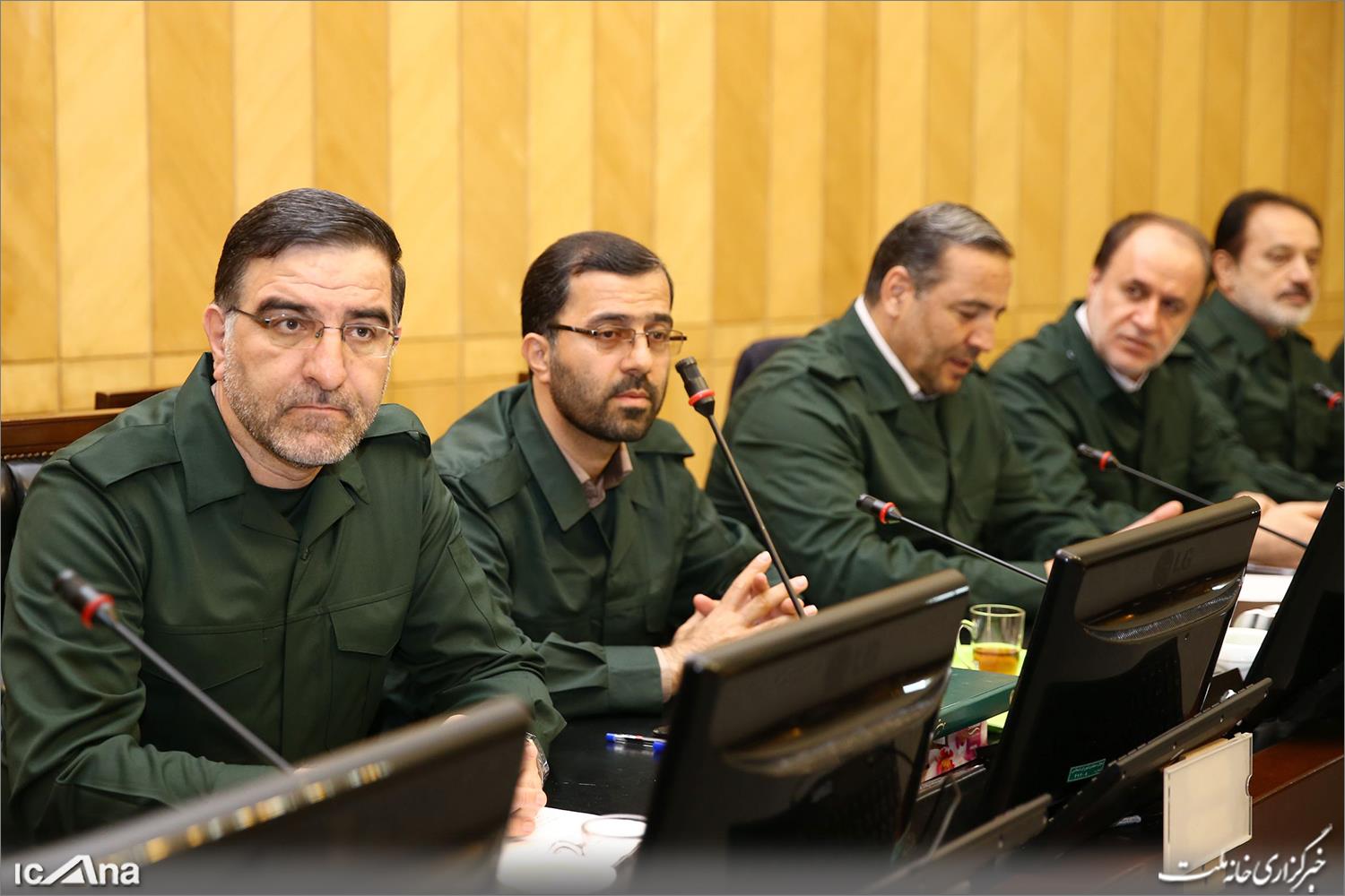 حضور جمعی از نمایندگان در مجلس با لباس سپاه