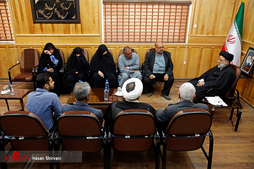 عکس/ دیدار رئیسی با خانواده‌ مرزبانان ربوده شده